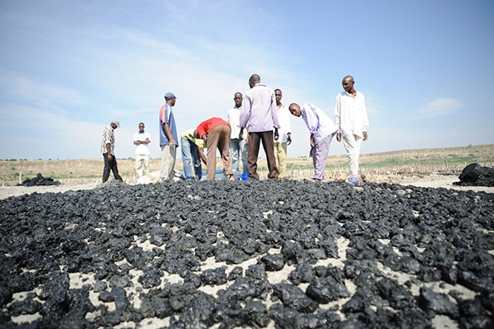 The Salt Miners of Lake Katwe in Uganda | Amusing Planet